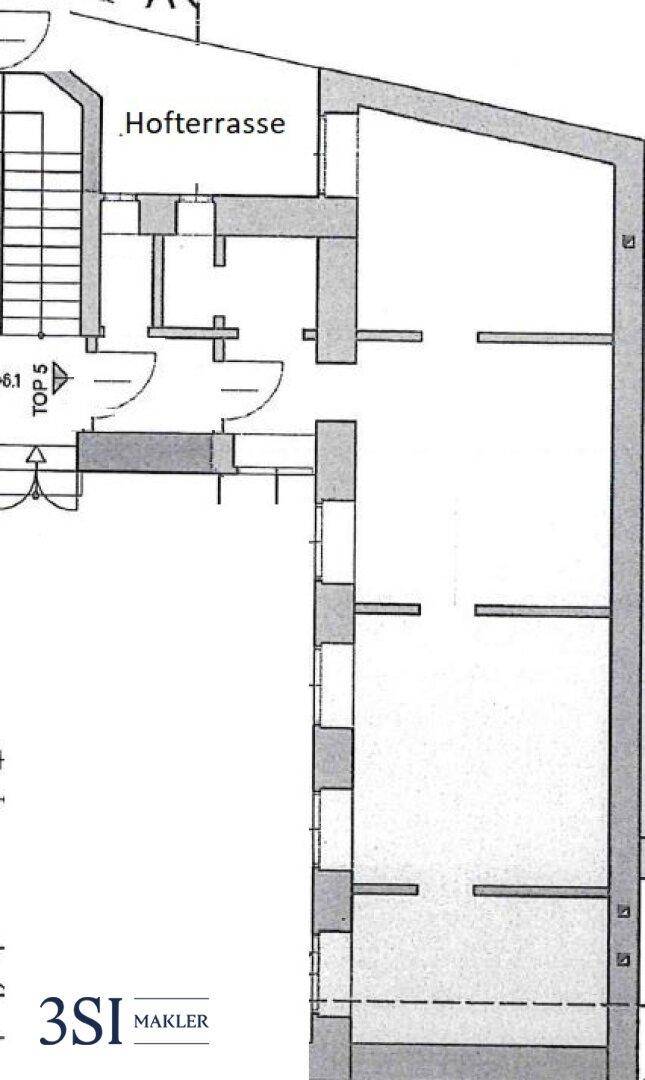 Grundrissplan zeigt die Aufteilung der Wohnung mit einer Hofterrasse und mehreren Räumen.