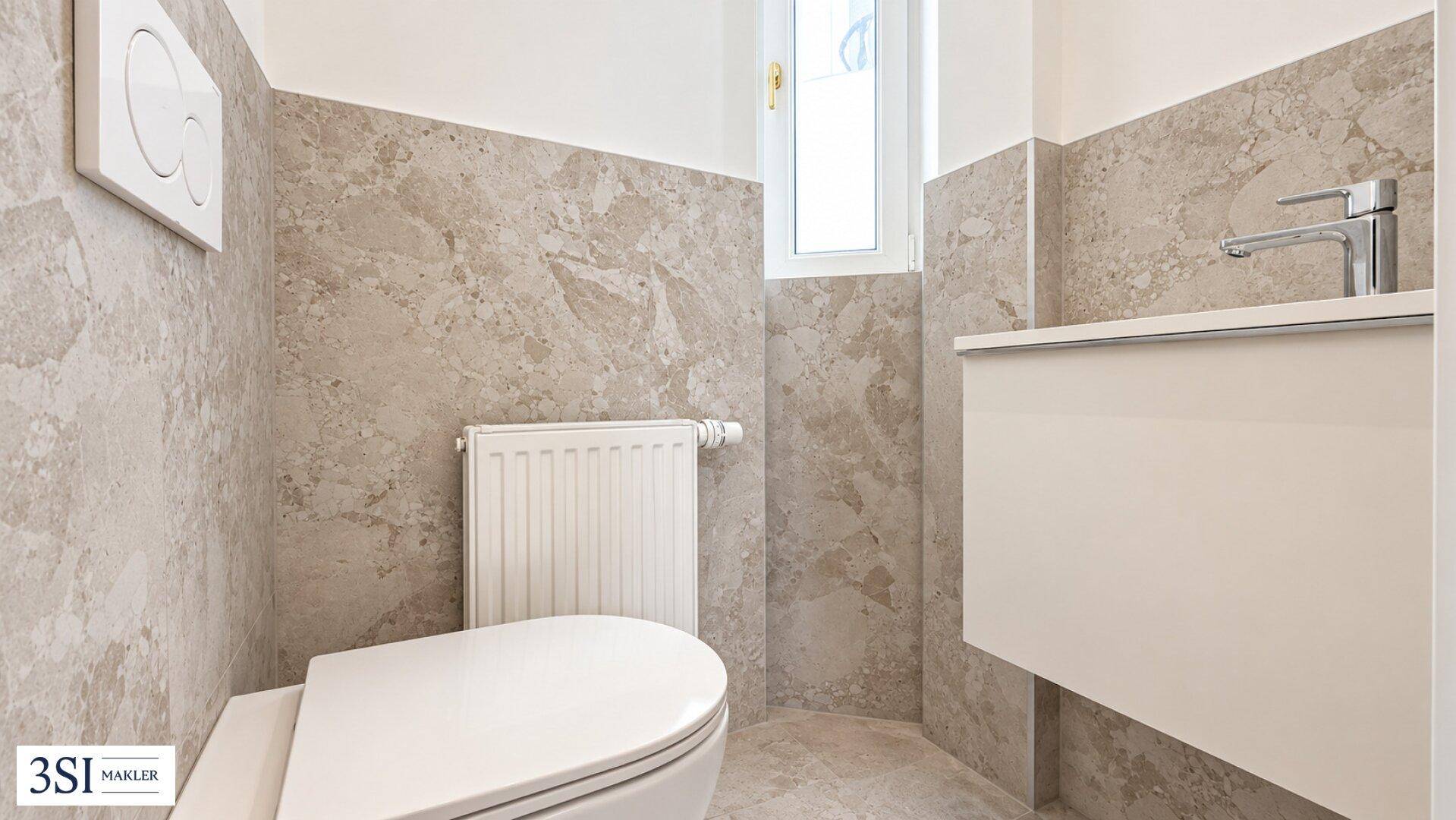 Modernes Gäste-WC mit Wand-WC, Waschbecken und Fenster für Tageslicht.