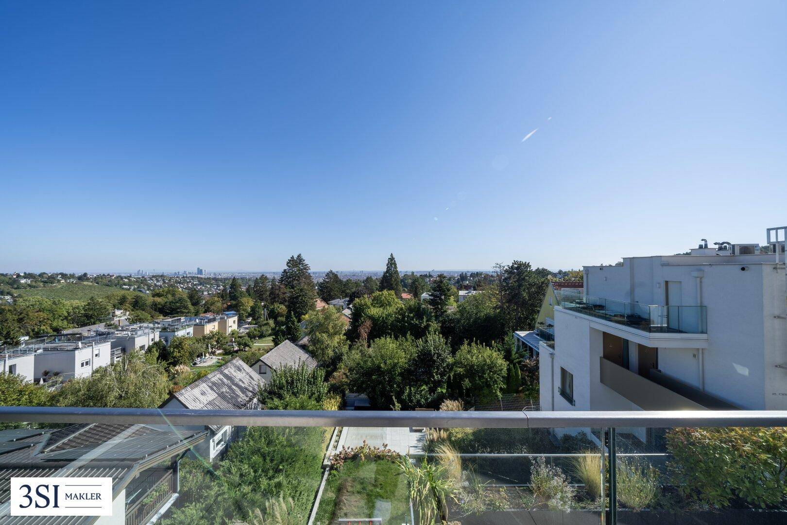 Panoramablick über die grüne Landschaft und die Stadt von einem erhöhten Standpunkt aus.