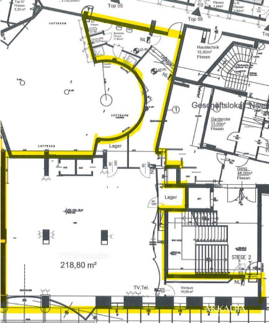 Detaillierter Grundrissplan zeigt die Aufteilung der Geschäftsräume mit Lagerflächen und Treppenhaus.