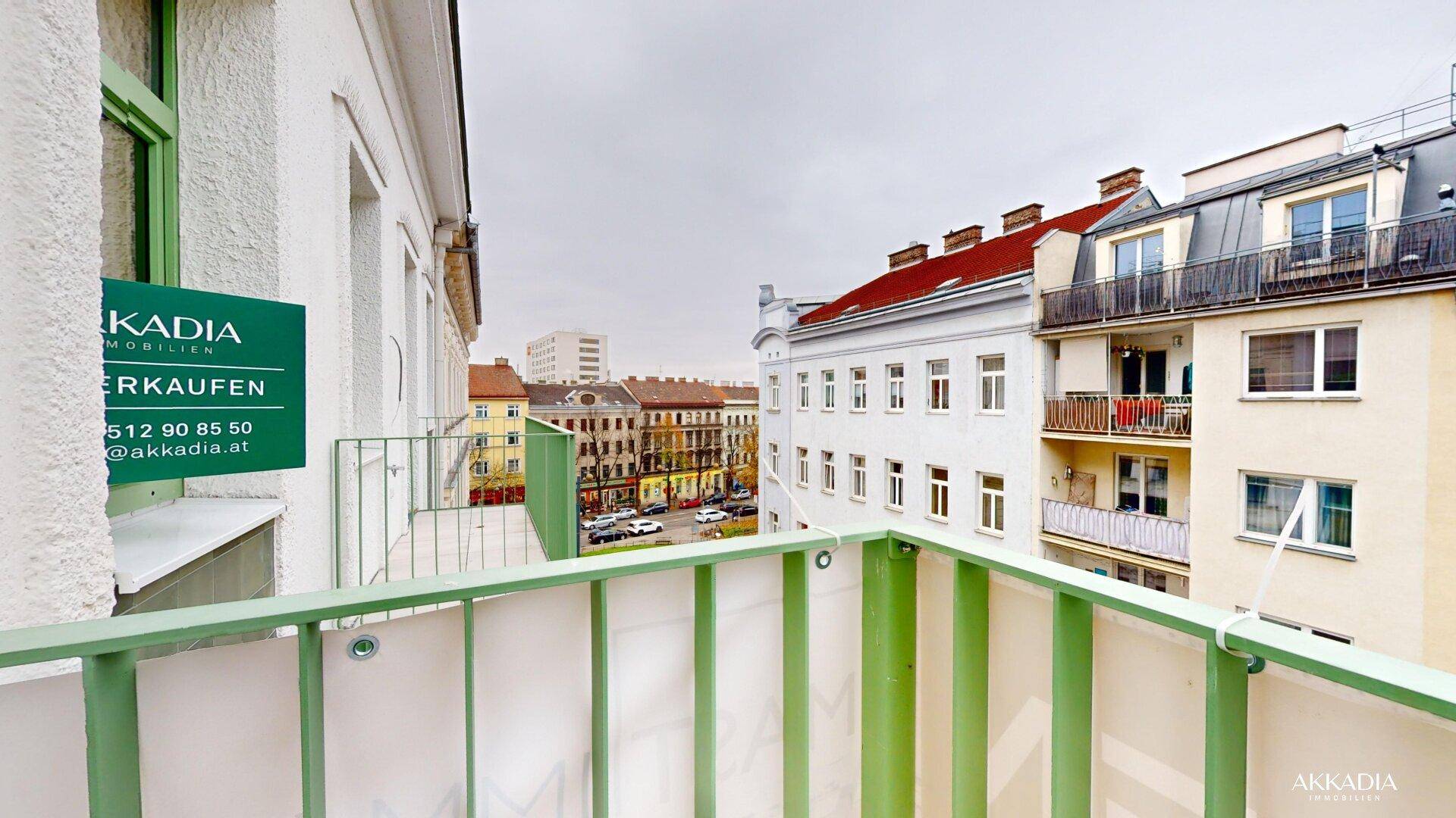 Blick vom Balkon auf die umliegenden Gebäude und die Stadtstraße.