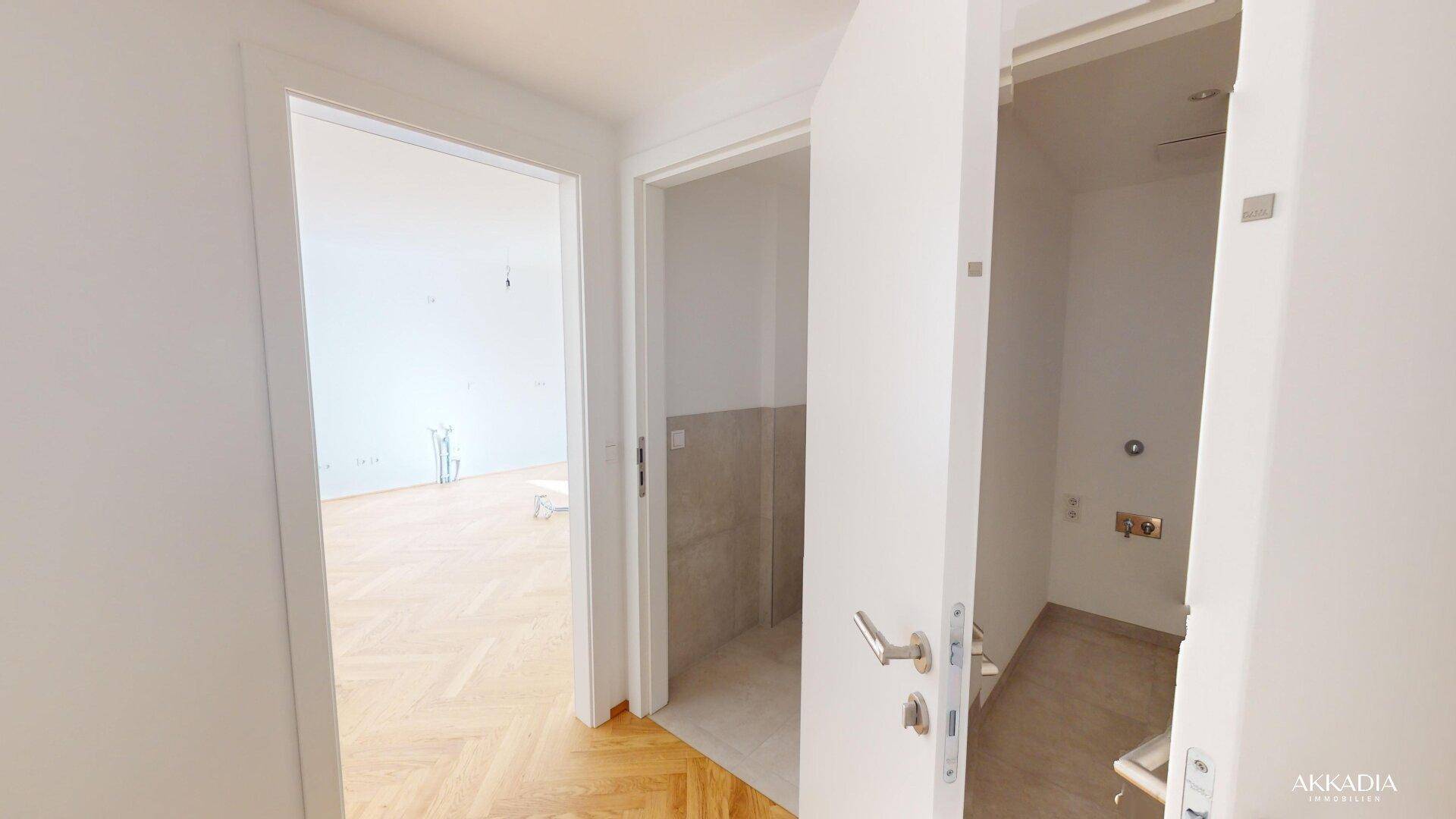 Kleines Gäste-WC mit modernen Fliesen und Wand-WC, zugänglich vom Flur.