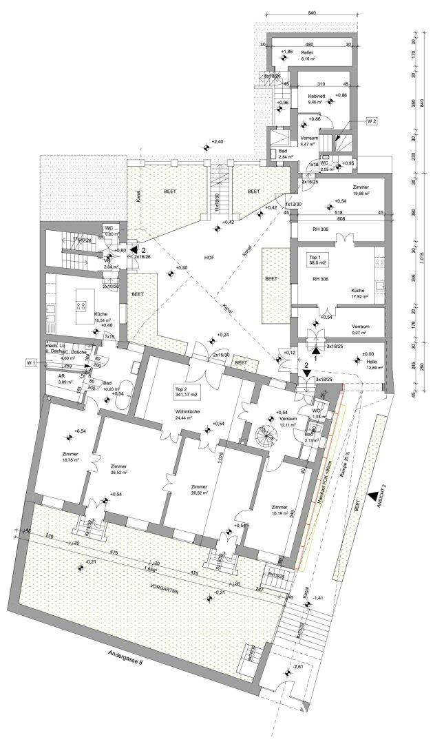 Grundriss des Erdgeschosses mit verschiedenen Räumen, Hof und Vorgarten.