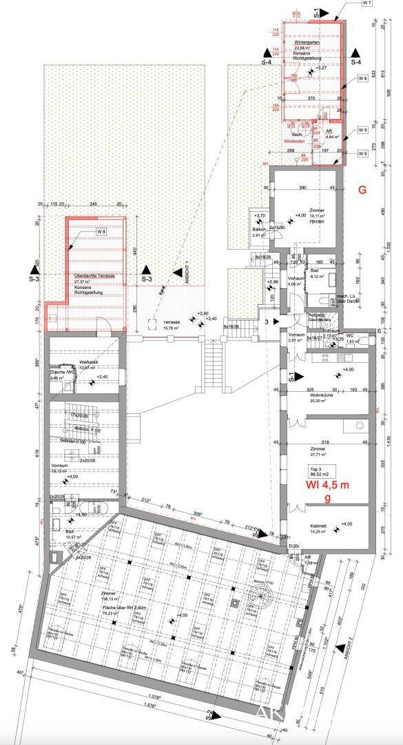 Grundriss des Obergeschosses mit Zimmern, Bädern und Dachschrägen.