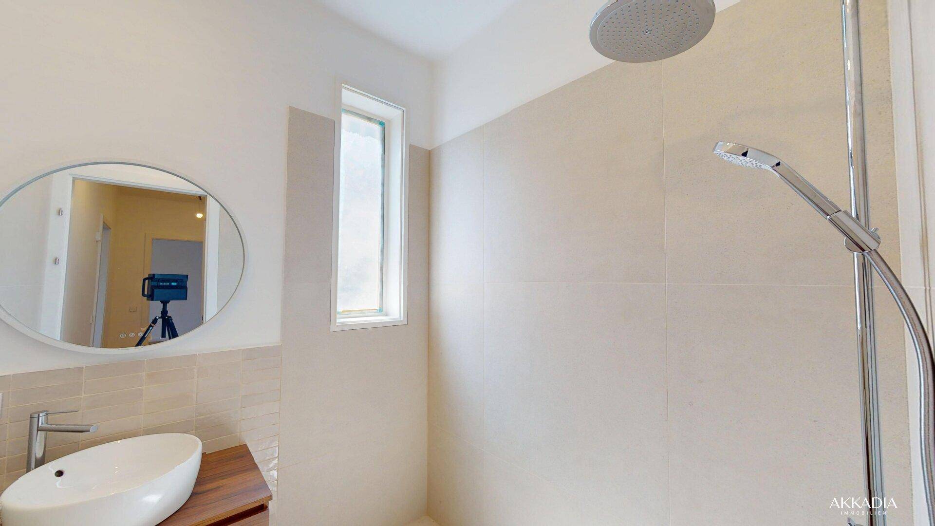 Modernes Badezimmer mit begehbarer Dusche, Einzelwaschbecken und Fenster.