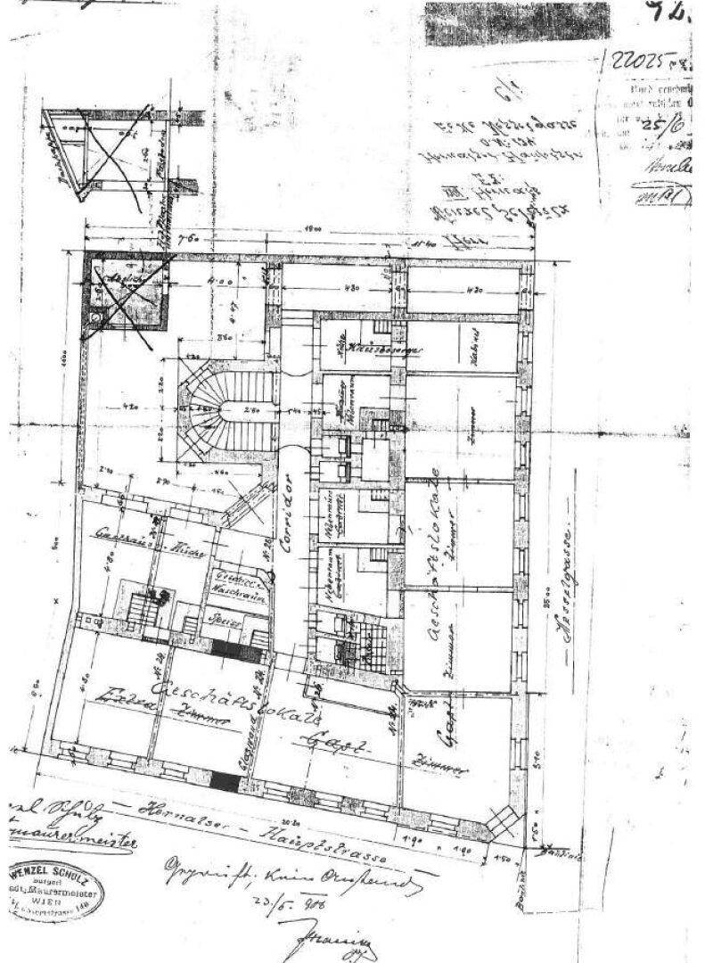 Ein detaillierter historischer Grundriss eines Gebäudes mit mehreren Räumen und einem Korridor.