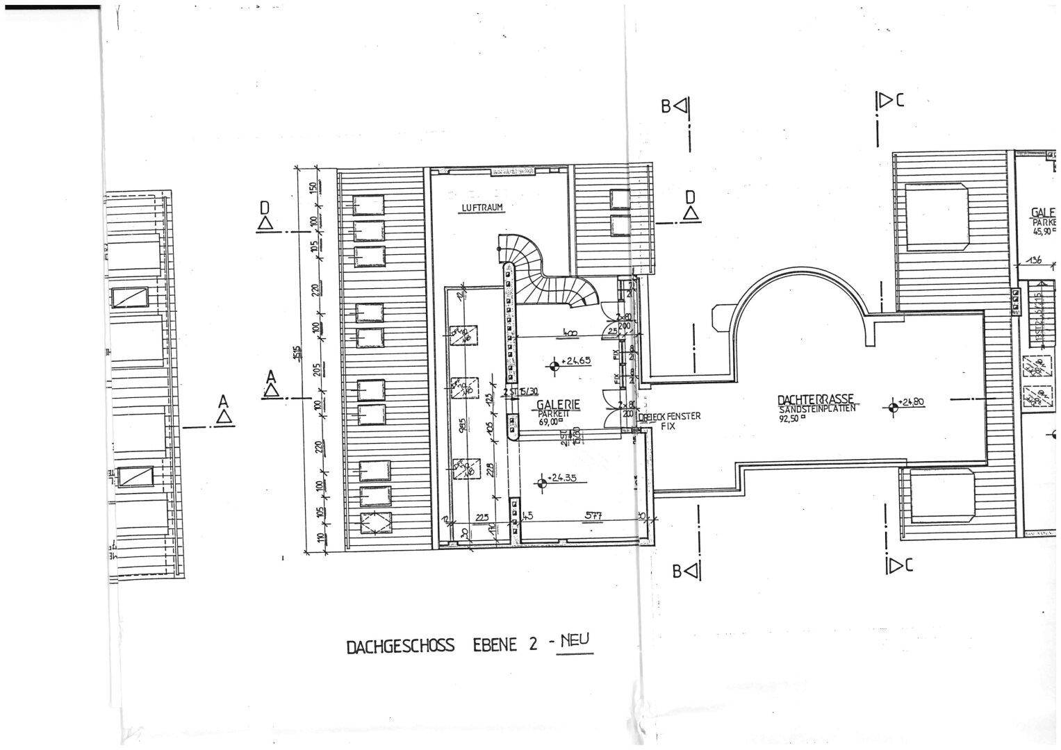 Grundriss der zweiten Dachgeschossebene mit Galerie, Luftraum und einer großzügigen Dachterrasse.