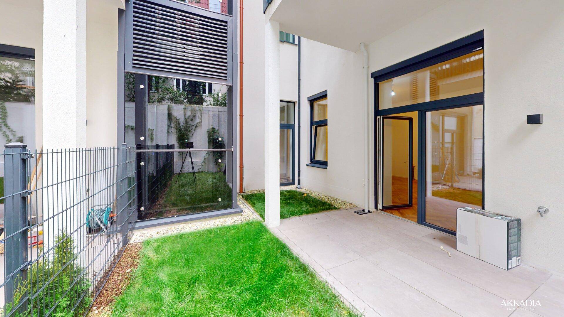 Kleiner privater Gartenbereich mit Terrasse und Zugang zu den Innenräumen.