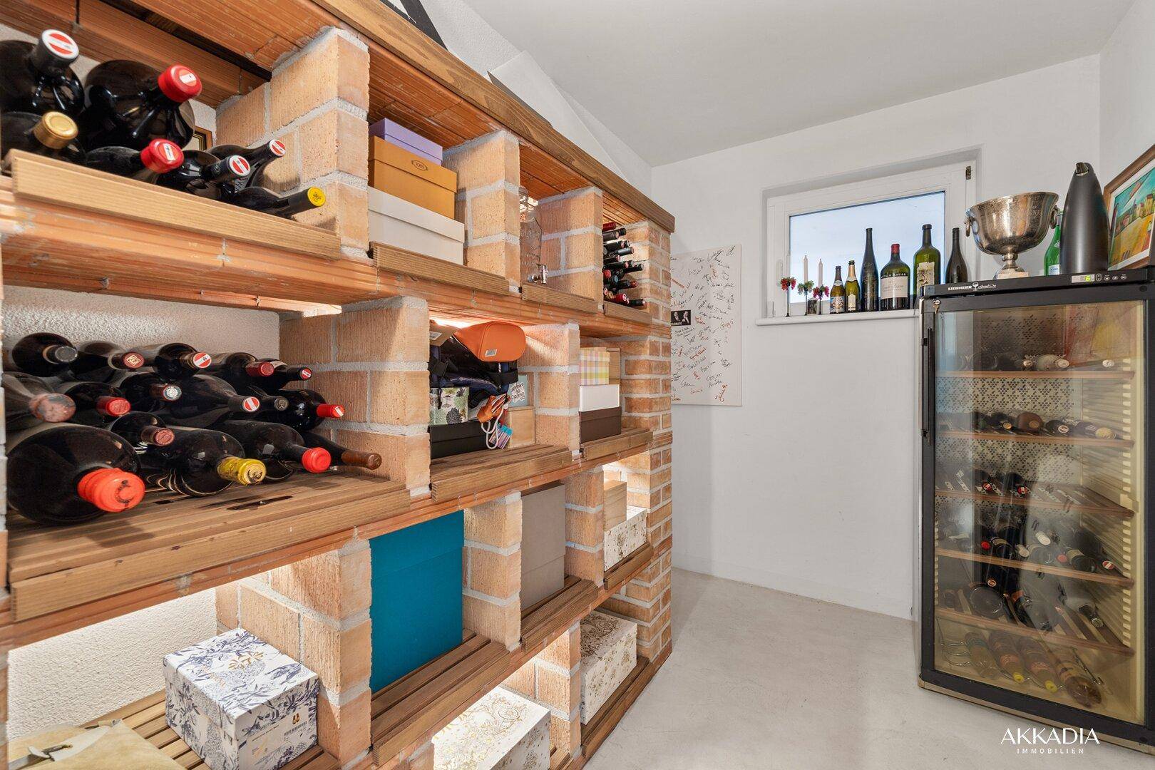 Gemütlicher Weinkeller mit Ziegelregalen und einem Weinkühlschrank für die Lagerung.