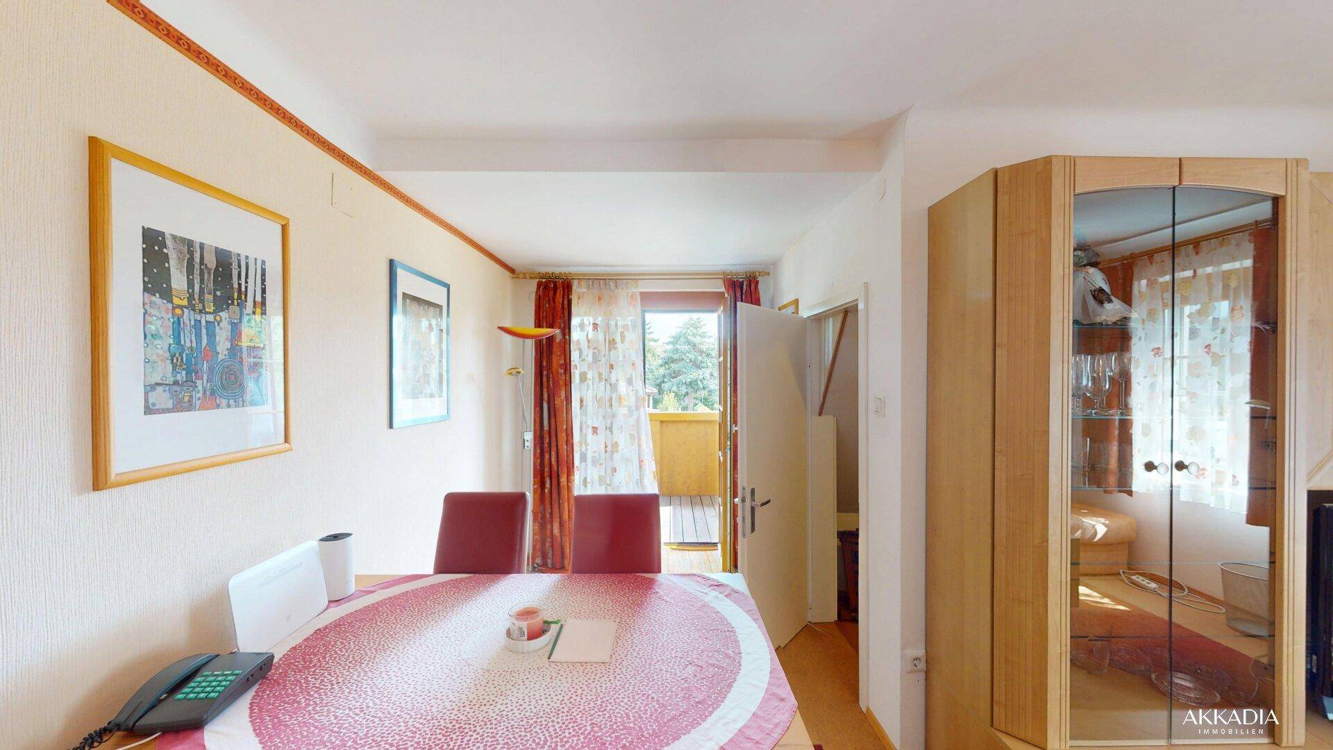 Essbereich mit rundem Tisch und Stühlen, direktem Zugang zum Balkon und viel Tageslicht.