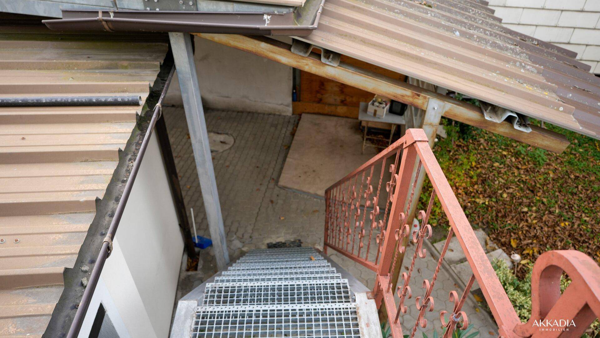 Blick von oben auf die Metalltreppe, die zum Innenhof führt.