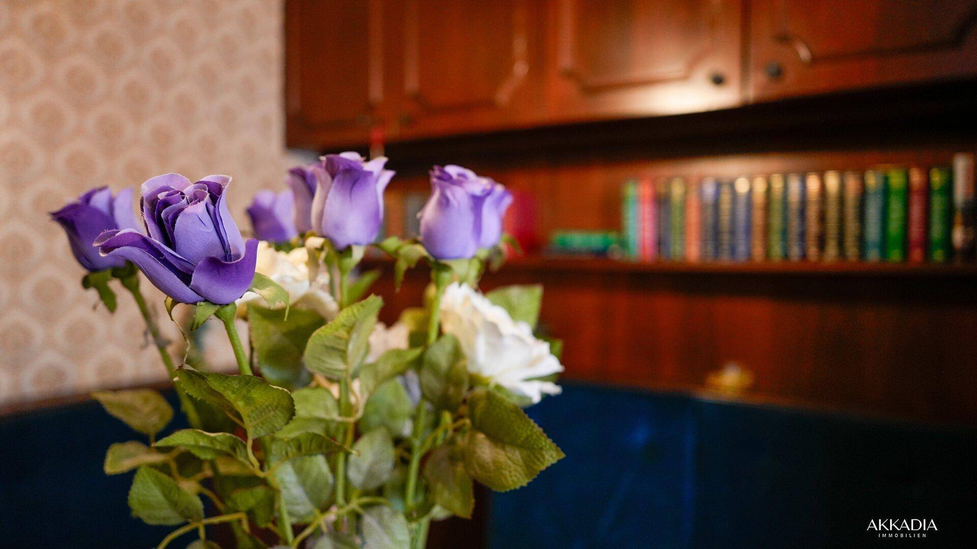 Nahaufnahme von frischen Blumen auf einem Tisch im Essbereich.