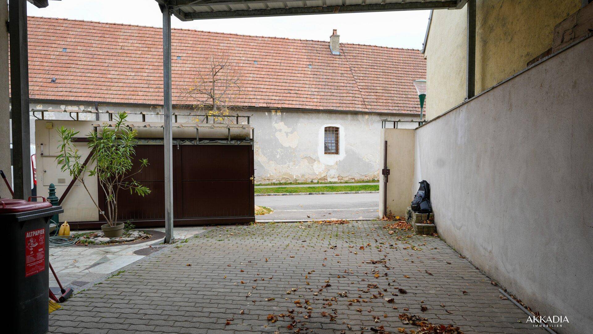 Blick vom Carport auf die Straße und das Hoftor.