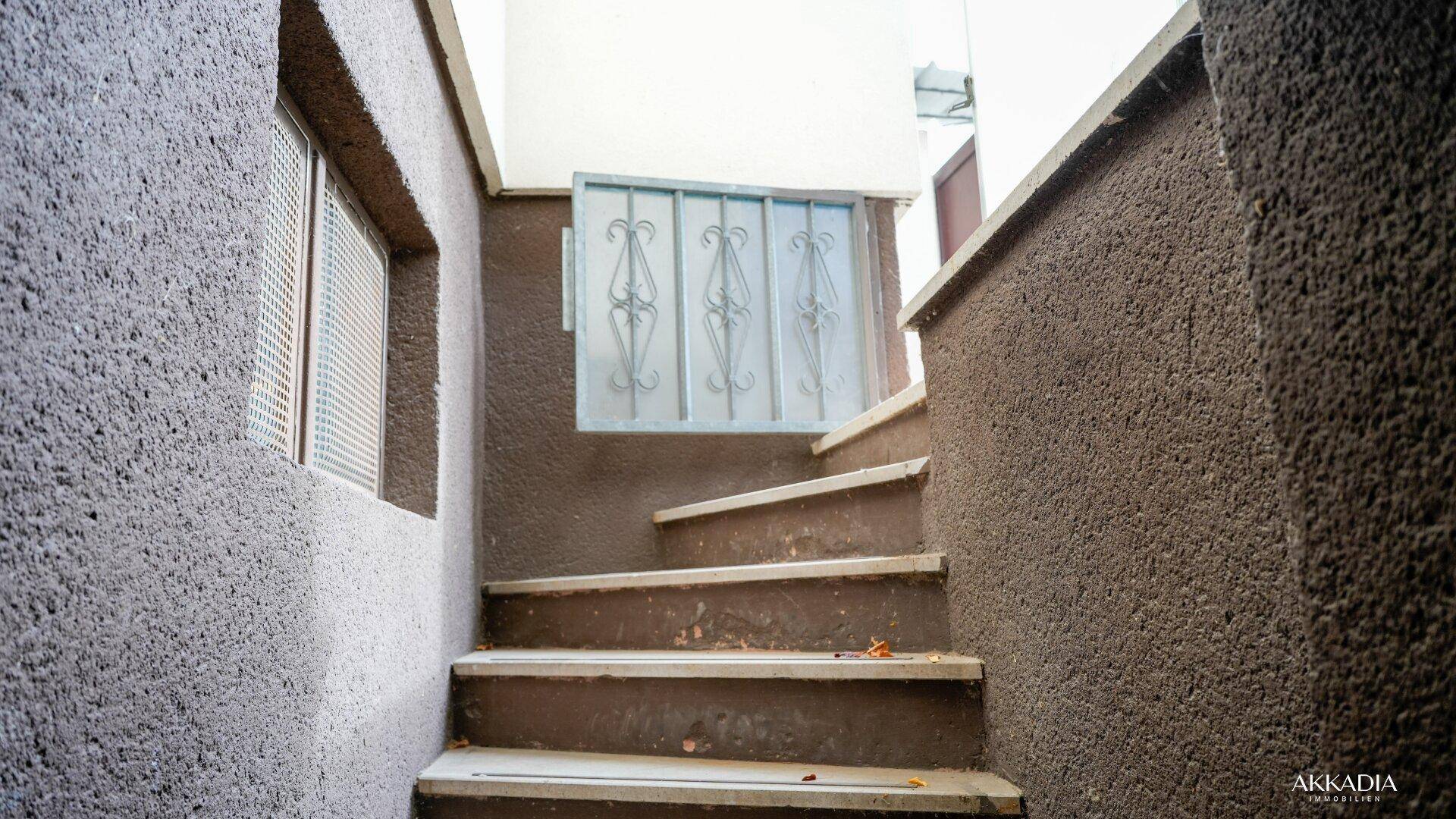 Außentreppe führt zum Kellerzugang des Hauses.