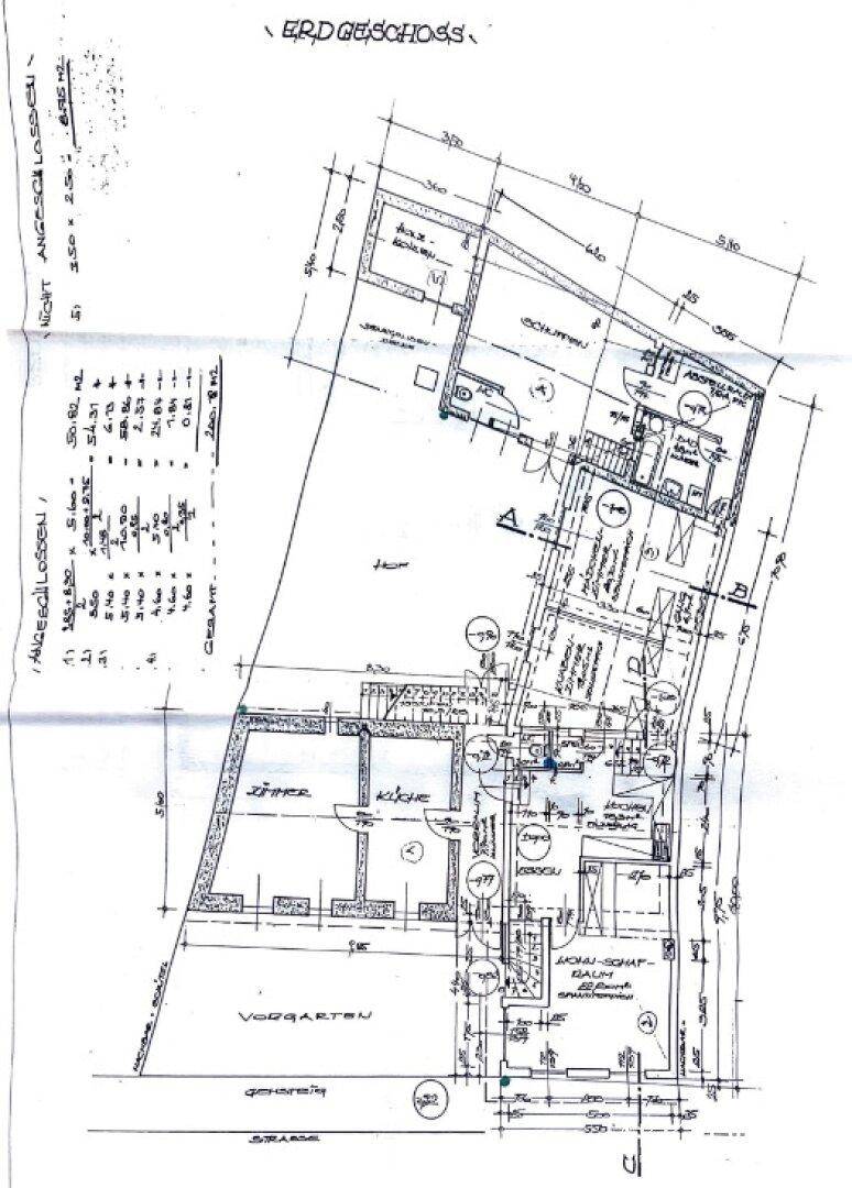 Grundriss des Erdgeschosses mit Wohnbereich, Küche und Garten.