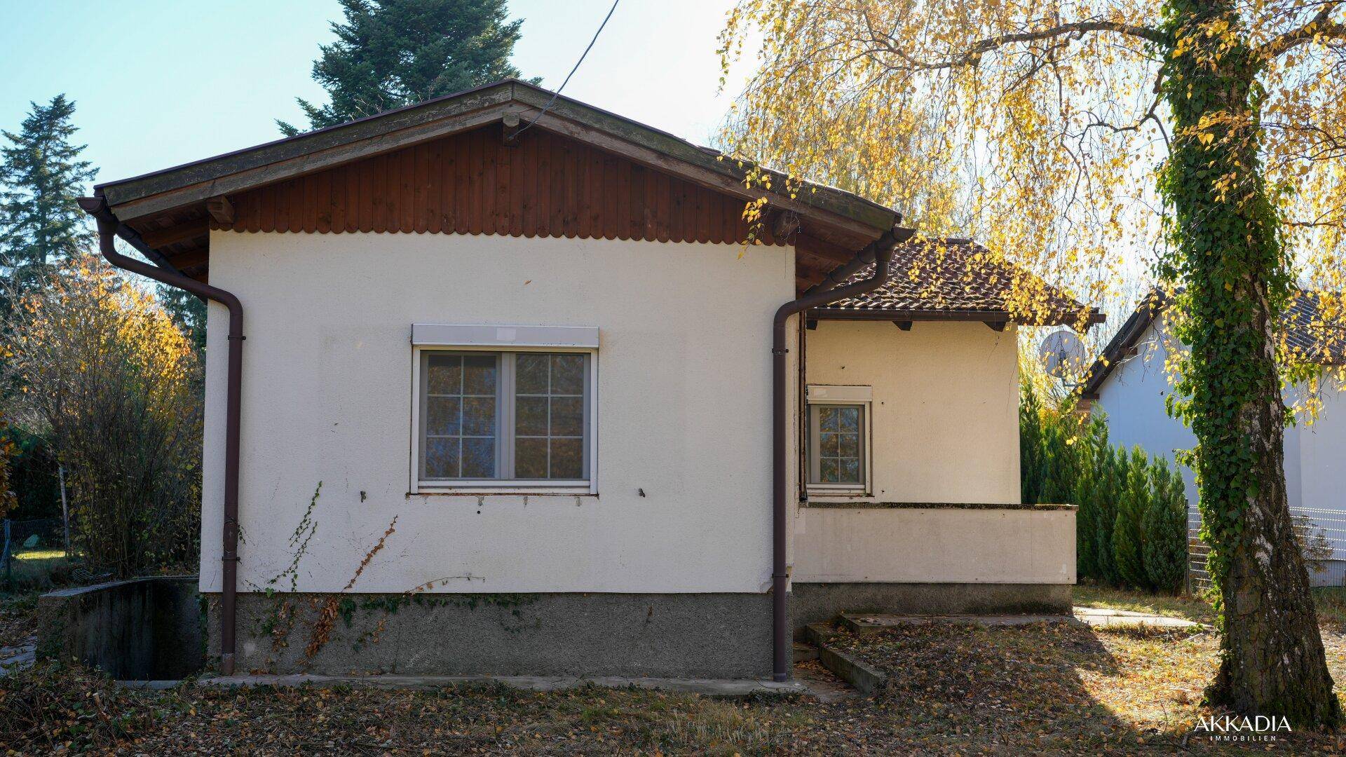 Rückansicht des Hauses mit traditionellem Dach und Fenstern.