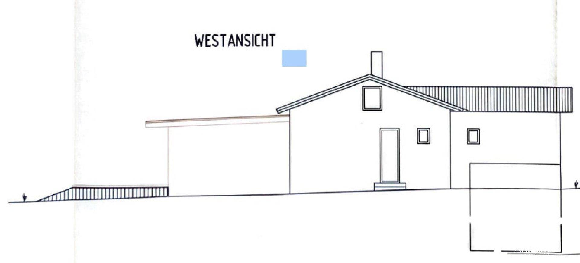 Westansicht des Hauses mit Dachform und Fensterpositionen.