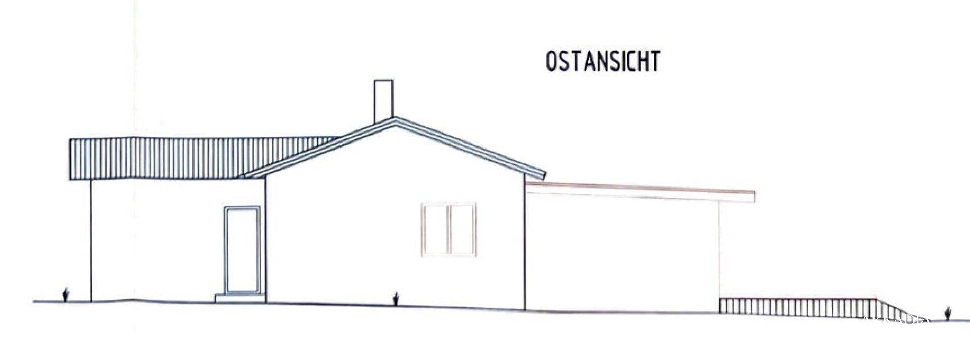 Ostansicht des Hauses mit Dachform und Fensterpositionen.