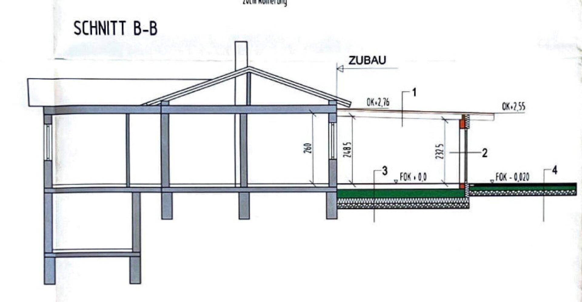 Schnittzeichnung des Gebäudes mit Höhenangaben und Dachkonstruktion.