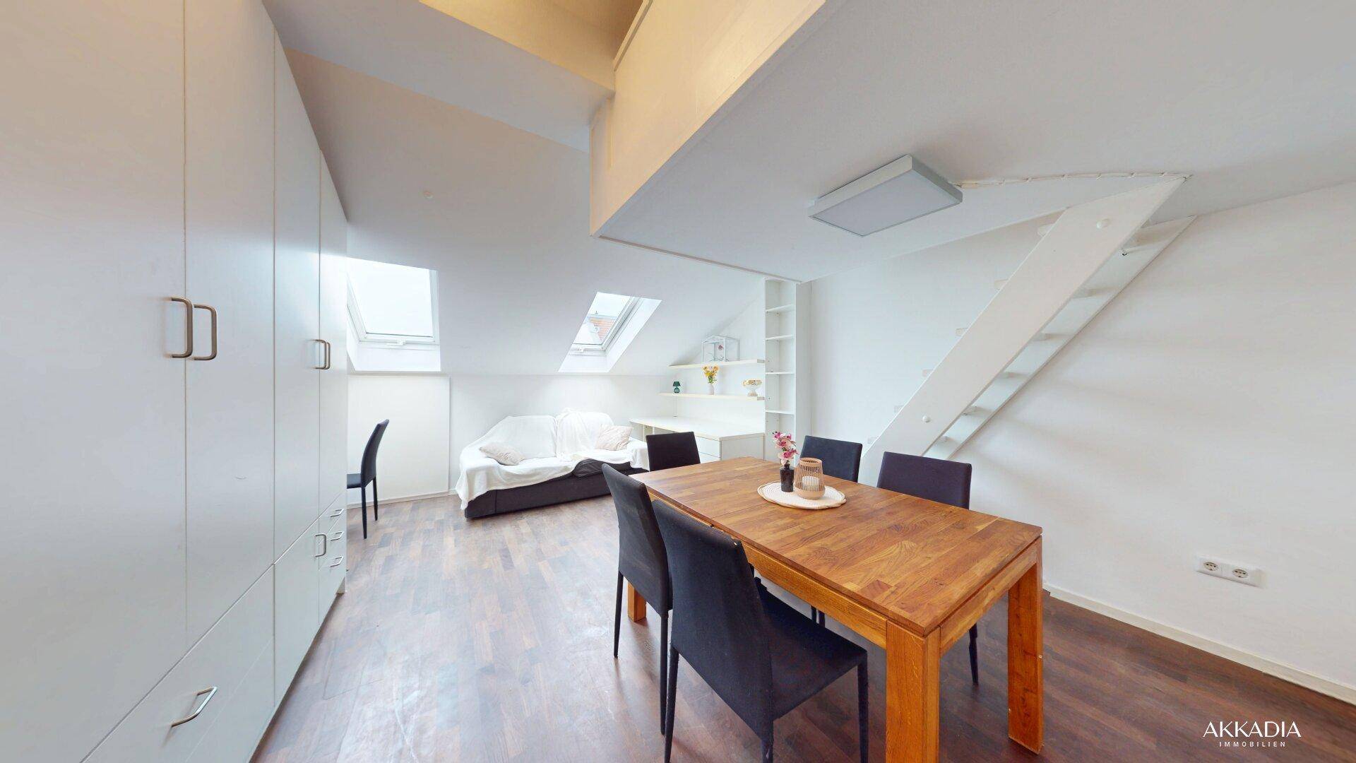Geräumiger Wohn- und Essbereich mit viel Stauraum, Dachschrägen und einer Schlafgallerie.
