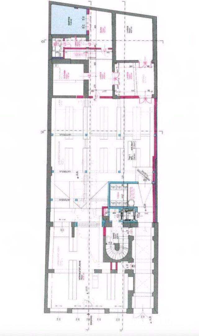Detaillierter Grundriss eines Gebäudes mit verschiedenen Räumen, einem Treppenhaus und einem Balkonbereich.