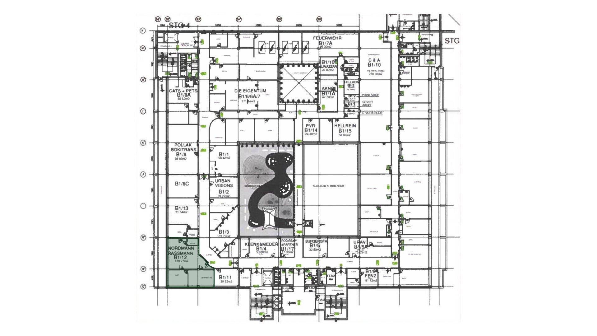 Detaillierter Grundriss eines Gebäudes mit verschiedenen Büroeinheiten und Gemeinschaftsflächen auf einer Etage.