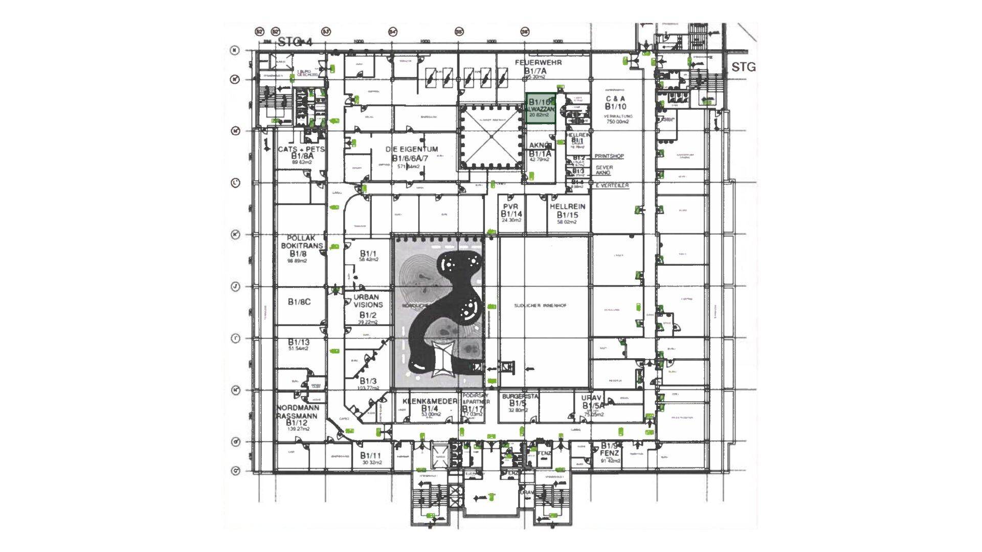 Detaillierter Grundriss eines Bürogebäudes mit verschiedenen Räumen und Layouts.