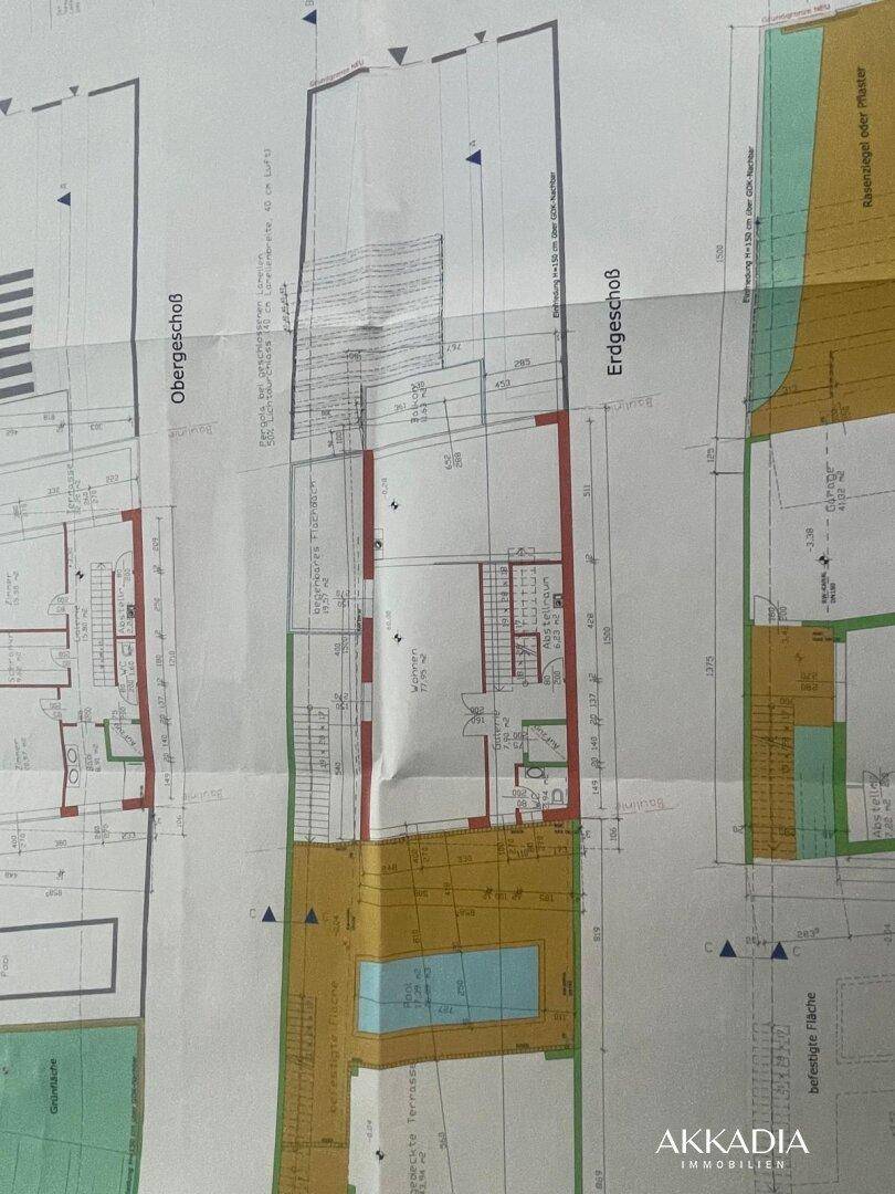 Detaillierter Grundriss des Erdgeschosses mit Poolbereich und angrenzender Gartenanlage.