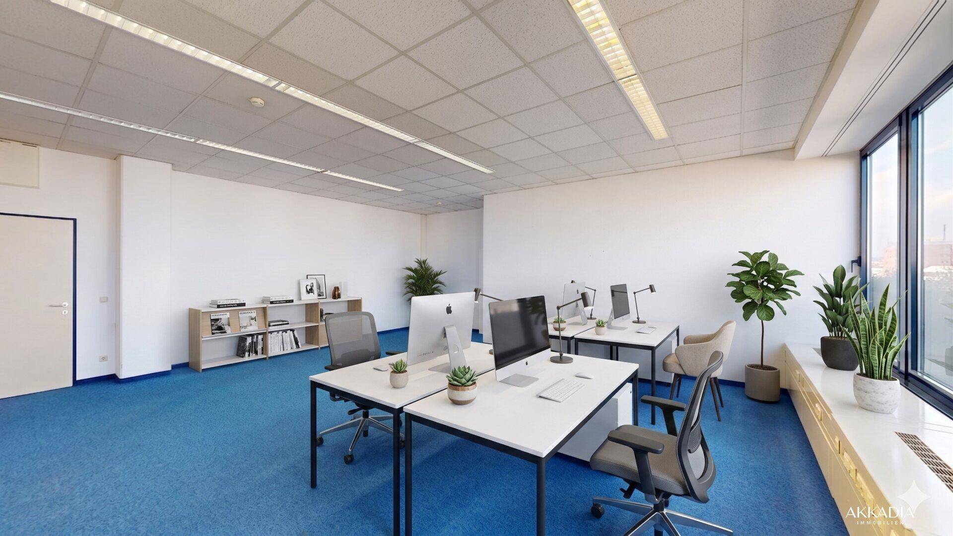 Helles Büro mit mehreren Arbeitsplätzen, blauer Teppichboden und Regalen an der Wand.