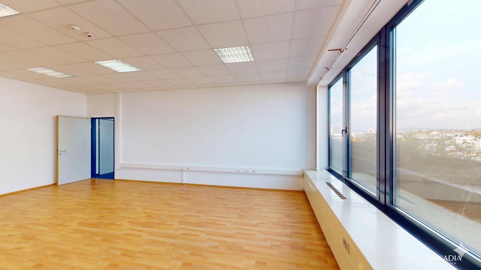 Helle Bürofläche mit großzügigen Fensterflächen für produktives Arbeiten - Ansicht 6