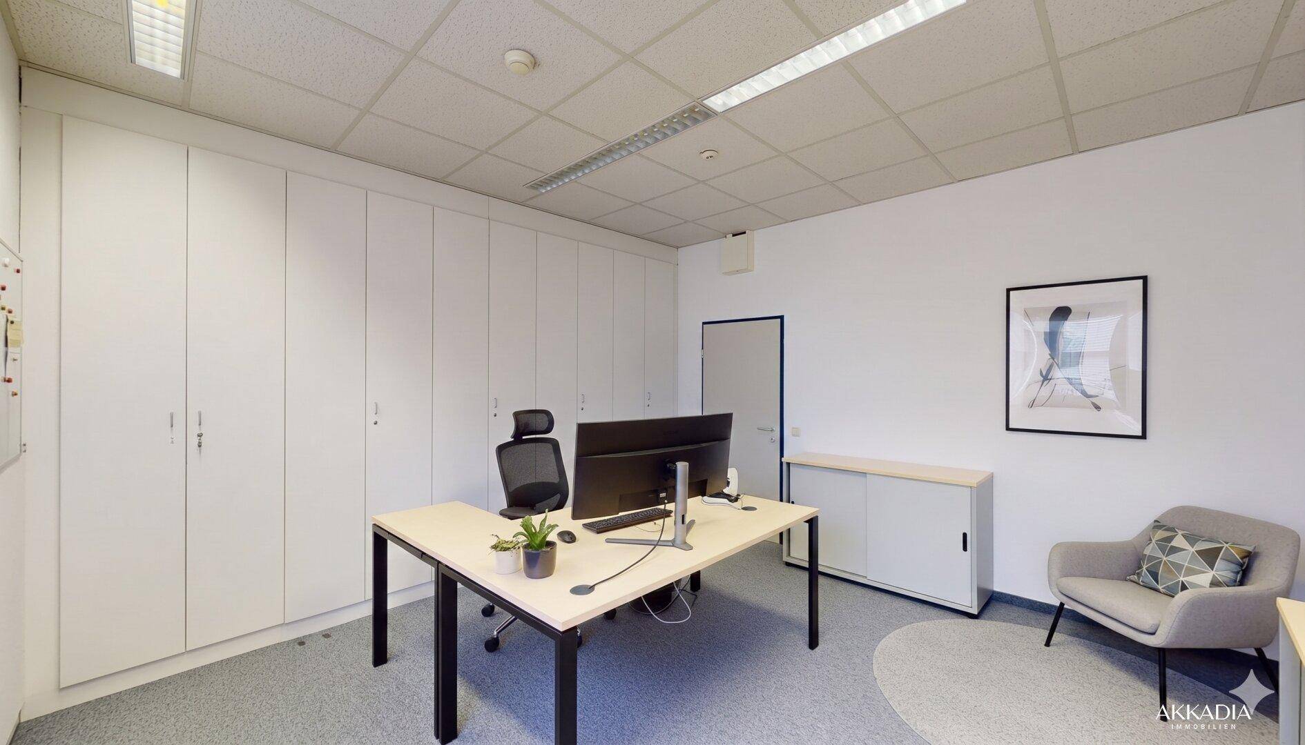 Geräumiges Büro mit Einbauschränken, Schreibtisch und Sessel, bereit zur Nutzung.
