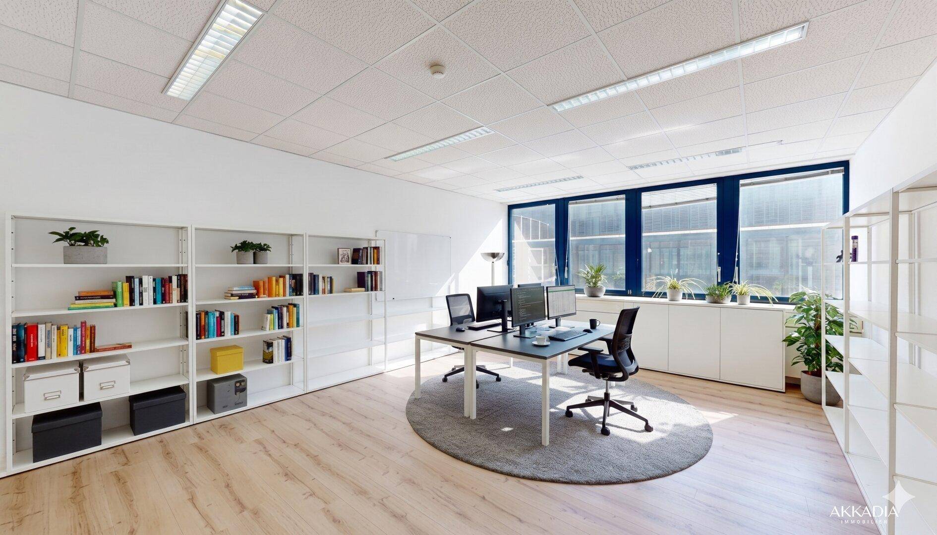 Modernes Büro mit Holzboden, weißen Regalen und einem Arbeitsplatz, ideal für konzentriertes Arbeiten.