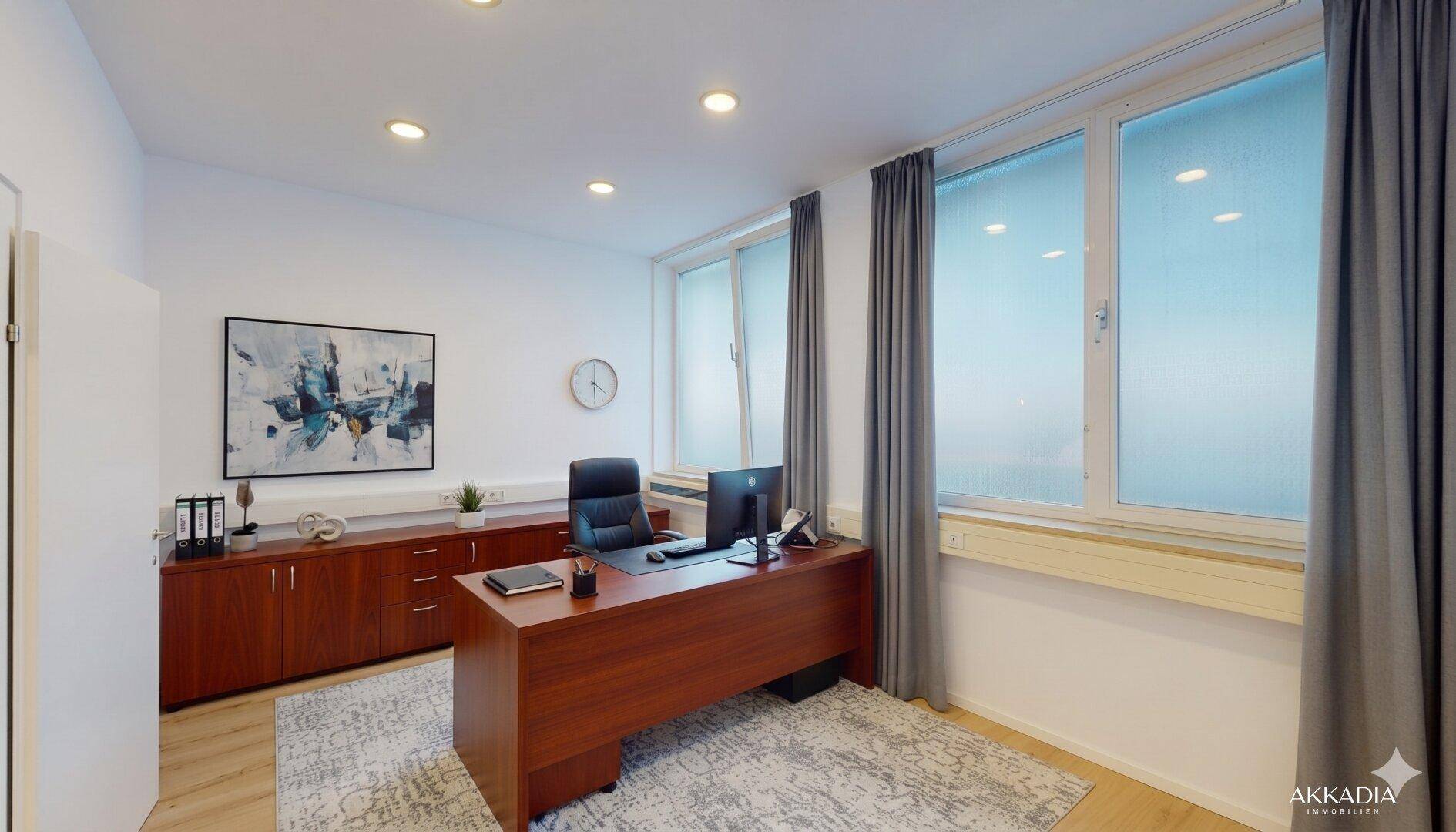 Elegantes Büro mit Holzboden, großem Schreibtisch und dunklen Vorhängen für Privatsphäre.