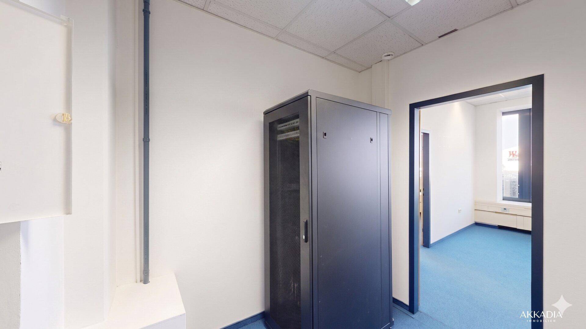 Kleiner Raum mit einem Serverschrank, ideal für IT-Infrastruktur und Netzwerkgeräte.