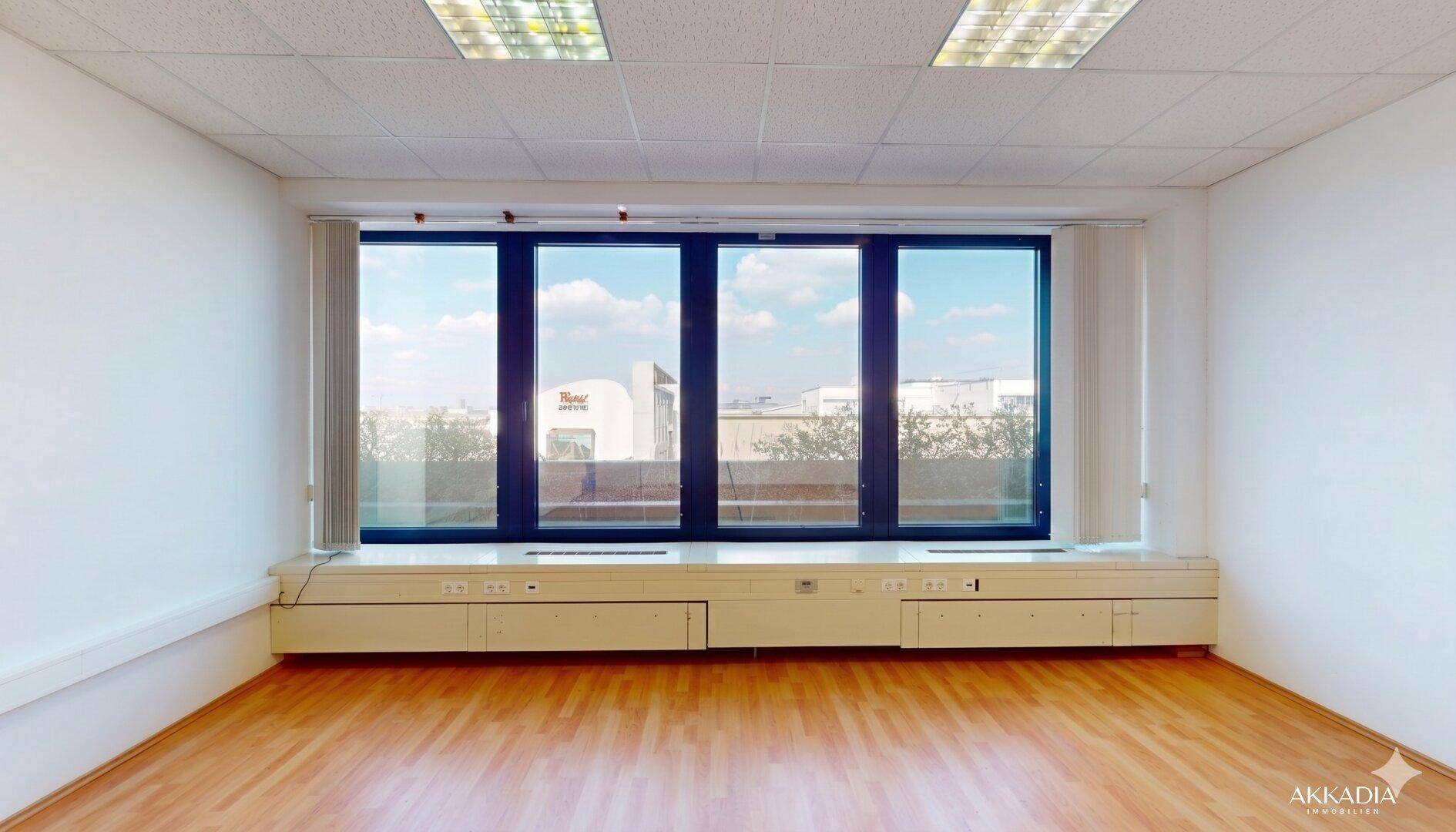 Helle Bürofläche mit großzügigen Fensterflächen für produktives Arbeiten - Ansicht 5