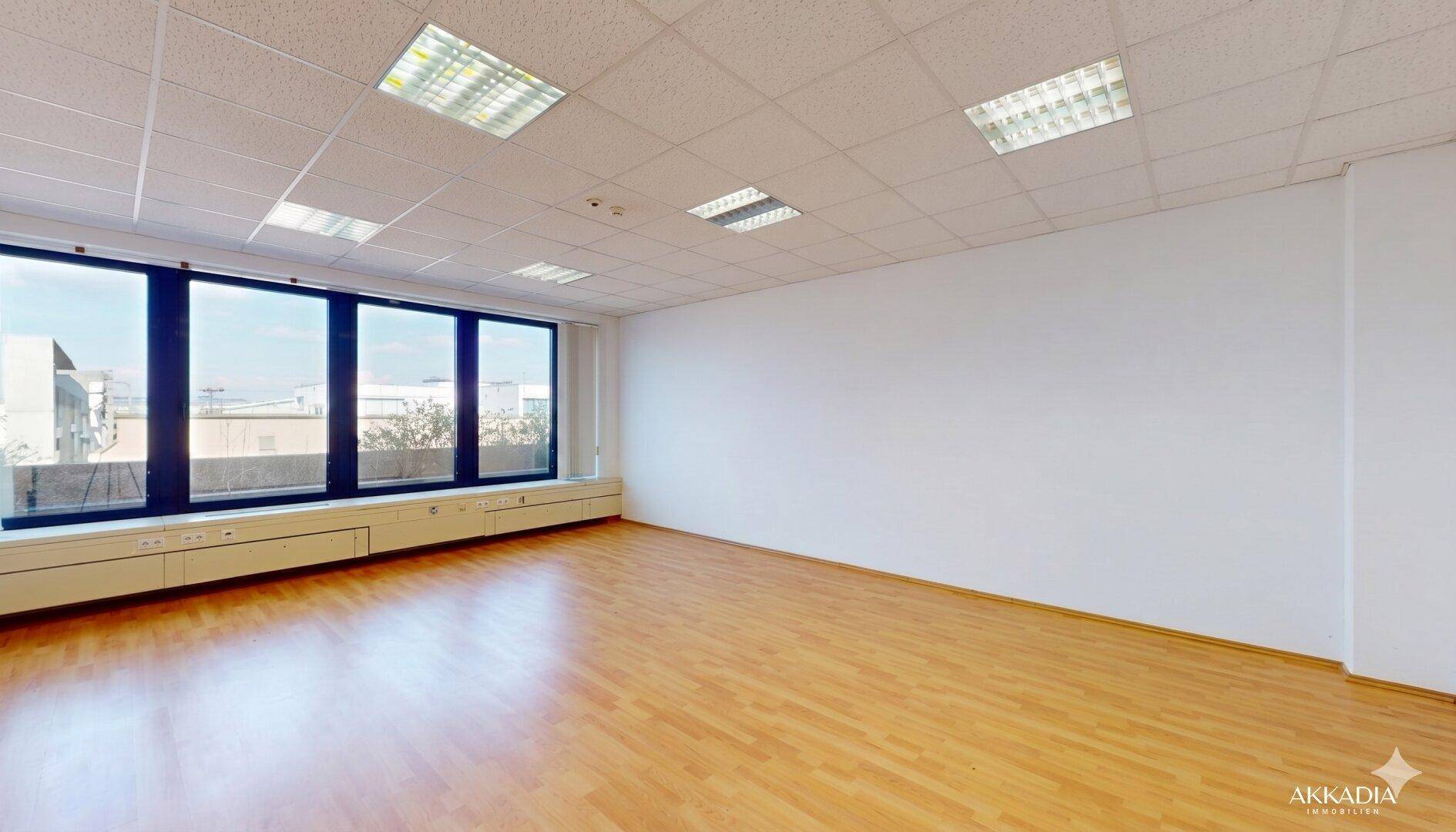 Helle Bürofläche mit großzügigen Fensterflächen für produktives Arbeiten - Ansicht 2