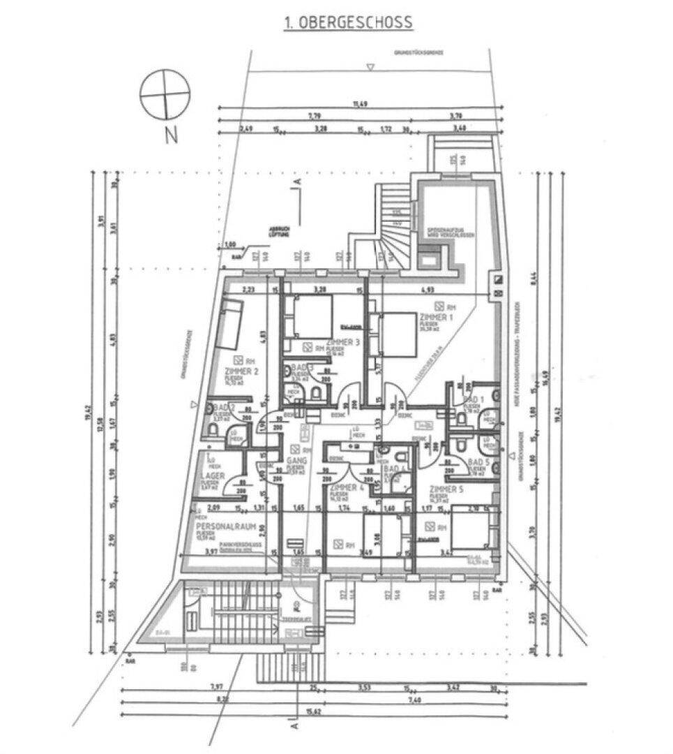Grundriss des ersten Obergeschosses mit mehreren Zimmern und Bädern.