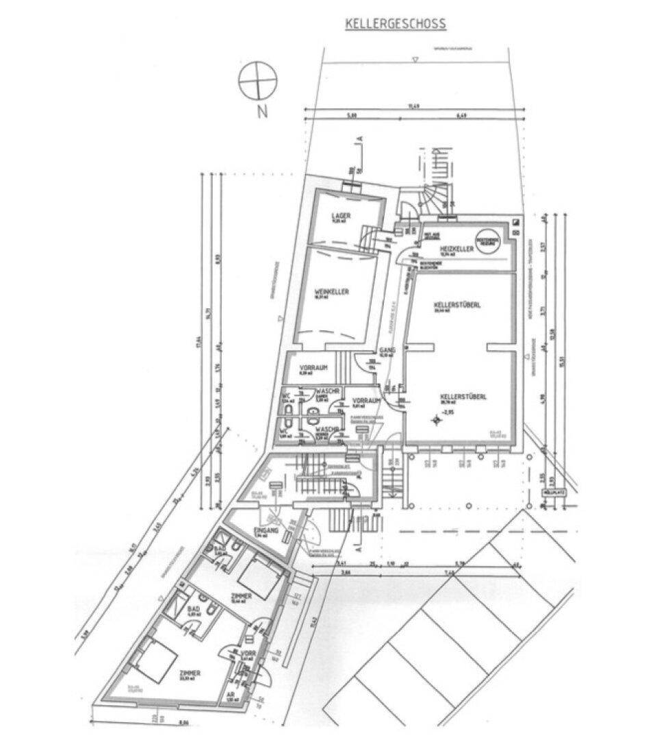 Grundriss des Kellergeschosses mit Lagerräumen, Heizkeller und weiteren Zimmern.