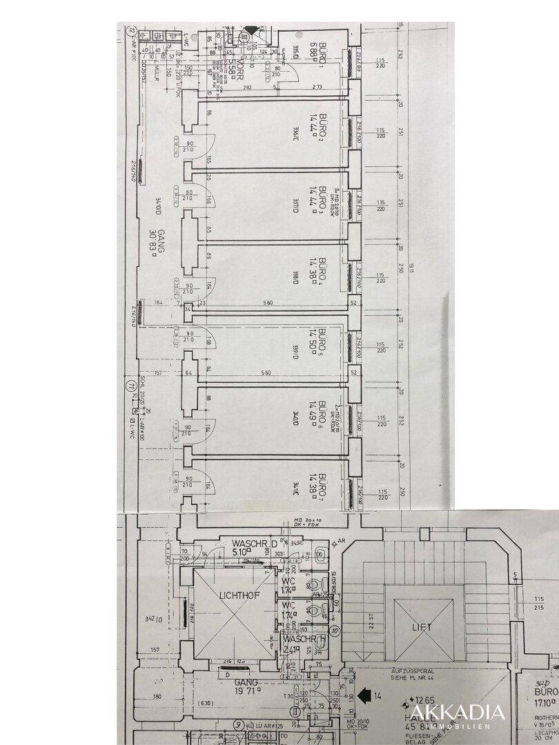 Detaillierter Grundriss mit Raumaufteilung, Abmessungen und einem Aufzug.