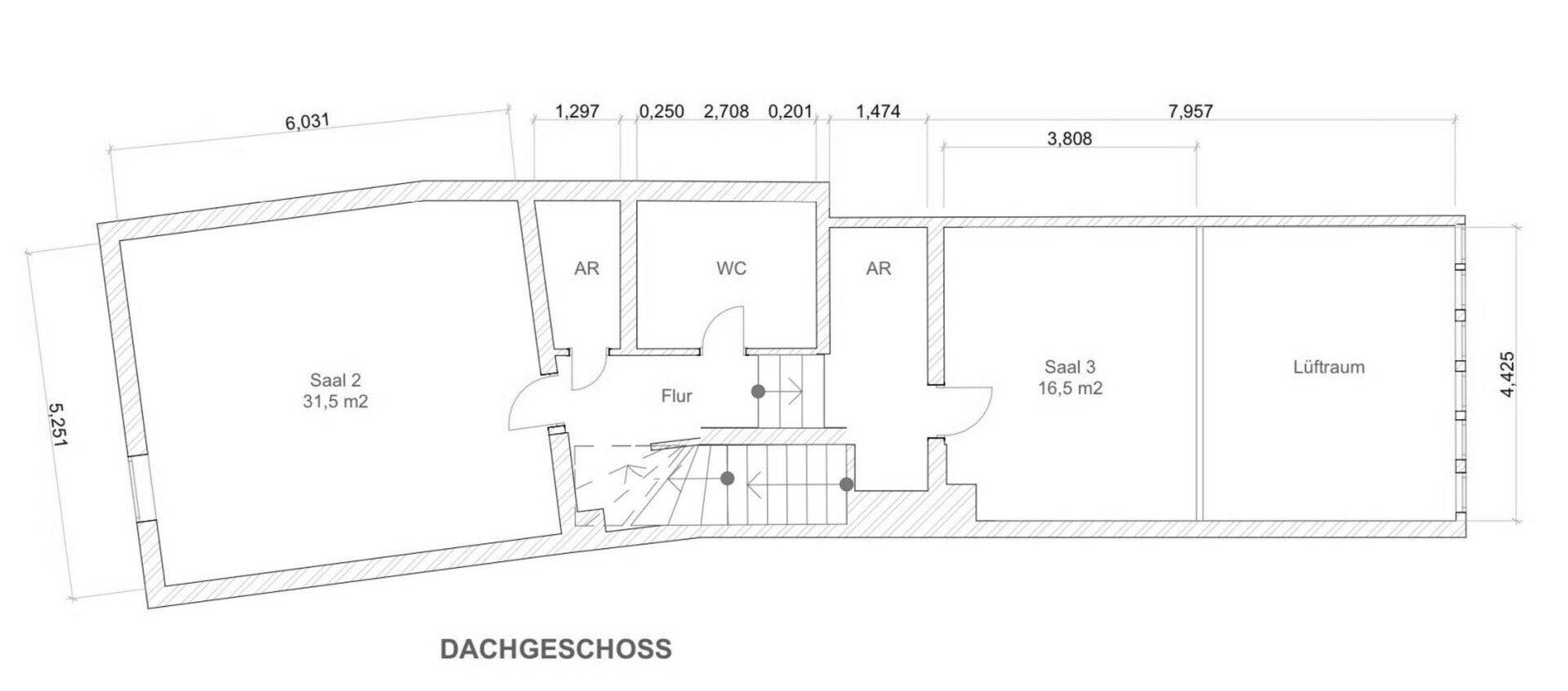 Grundriss des Dachgeschosses mit zwei Zimmern, WC und Abstellräumen.