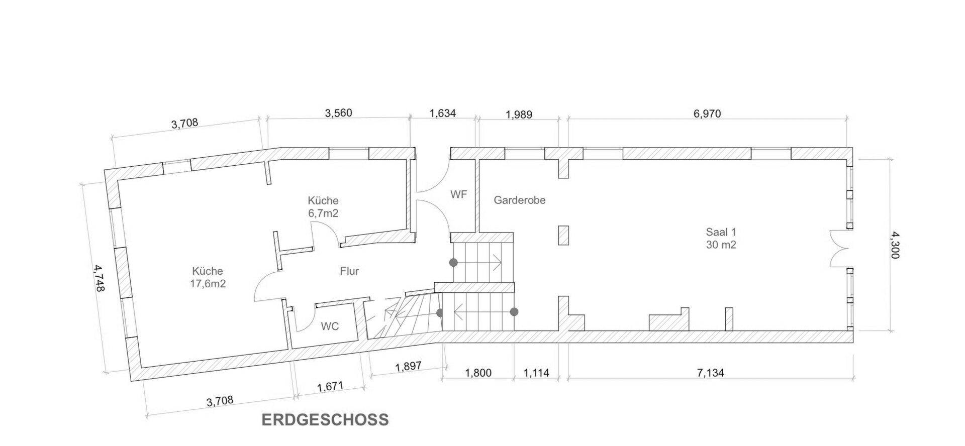 Grundriss des Erdgeschosses mit Küche, WC, Flur und einem großen Saal.