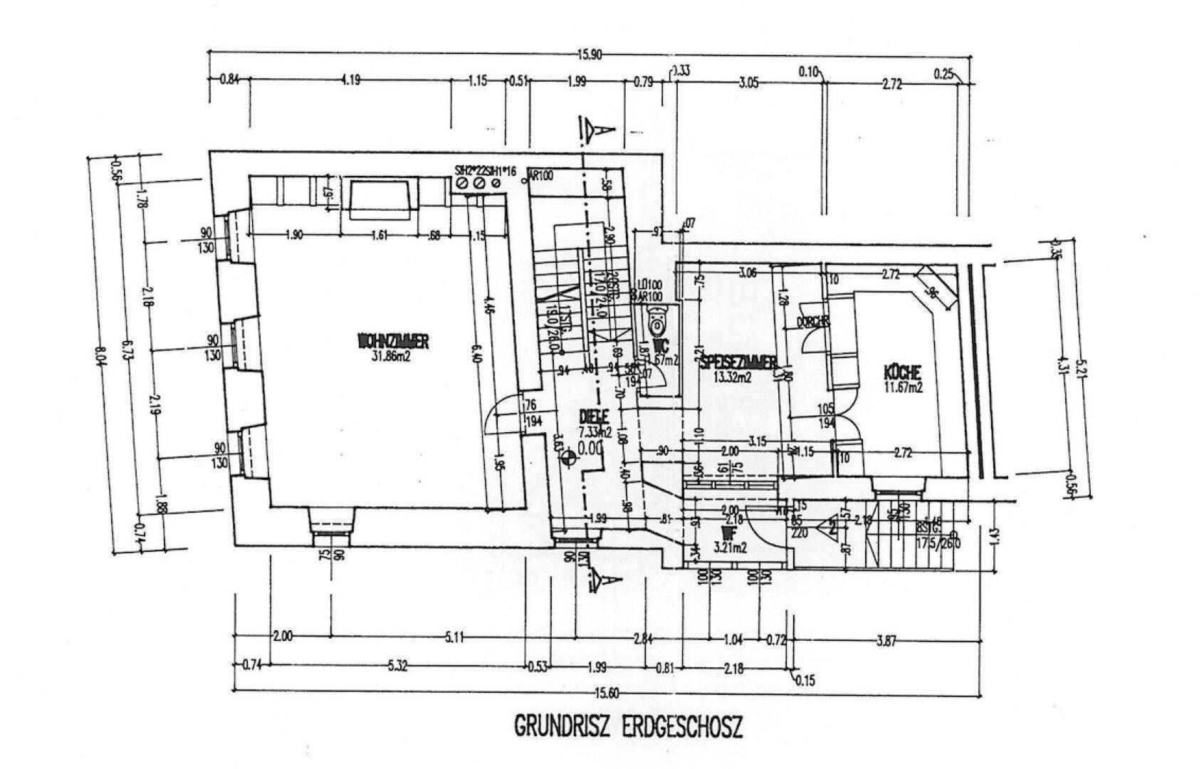 Grundriss des Erdgeschosses mit Wohnzimmer, Küche und einer praktischen Speisekammer.