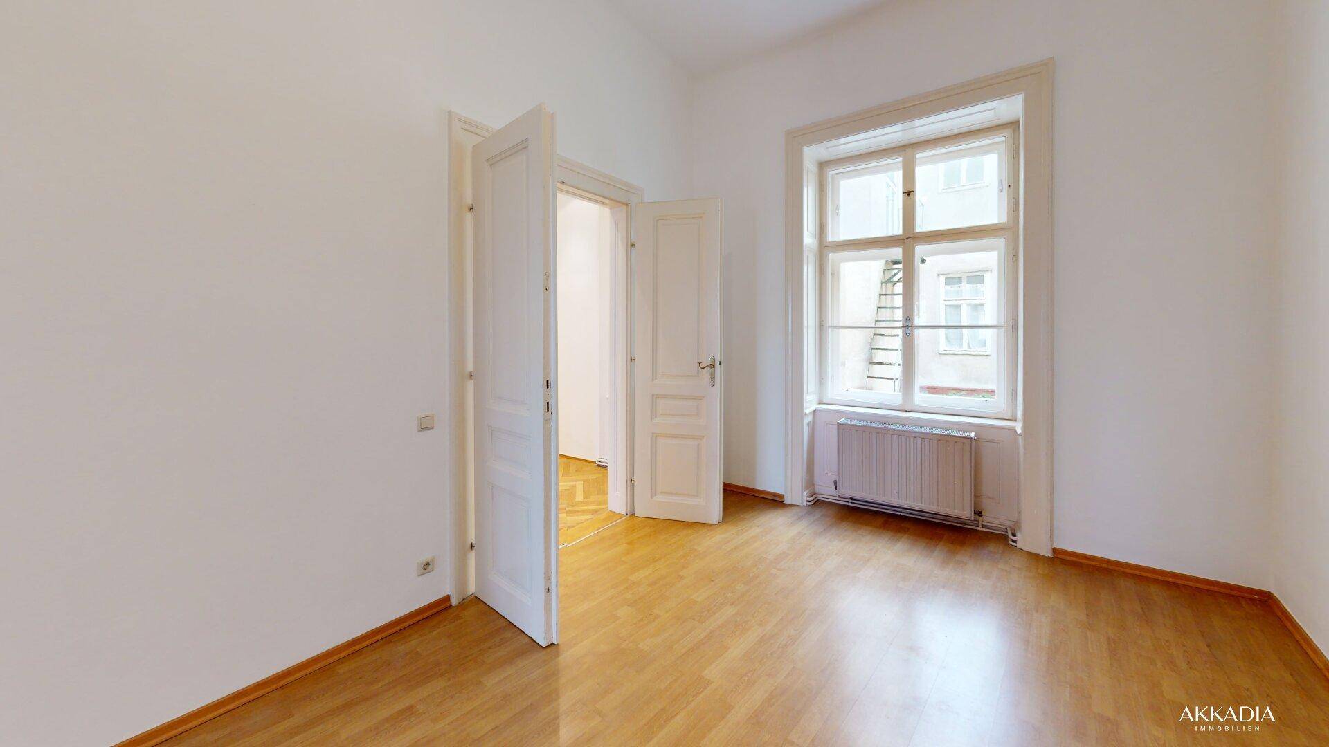 Renovierte 2-Zimmer-Wohnung – zentral begehbar &amp; unbefristete Miete – pohled 3