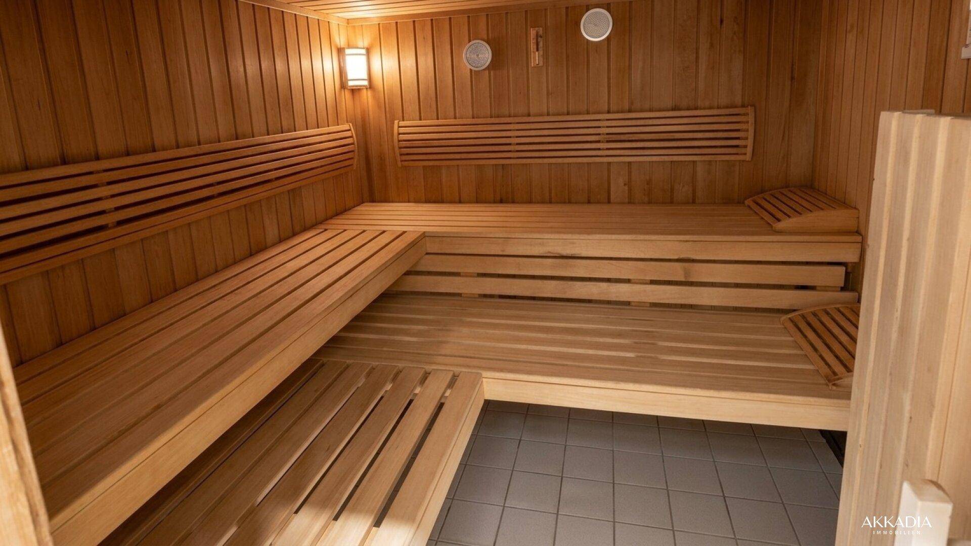 Geräumige Holzsauna mit mehreren Bänken für entspannende Wellnessmomente.