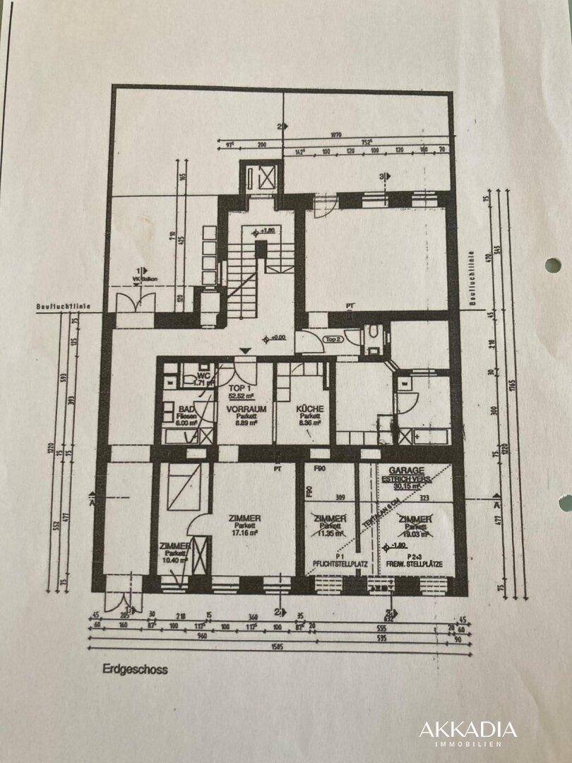 Detaillierter Grundriss des Erdgeschosses mit Zimmeraufteilung und Maßen.