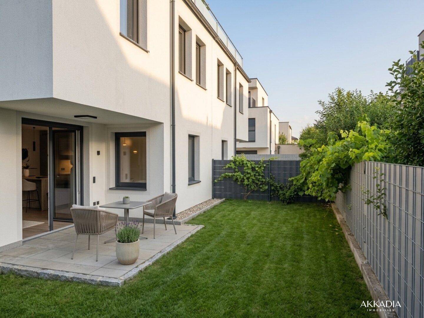 Gepflegter Garten mit Terrasse, Gartenmöbeln und Rasenfläche, ideal für entspannte Stunden im Freien.