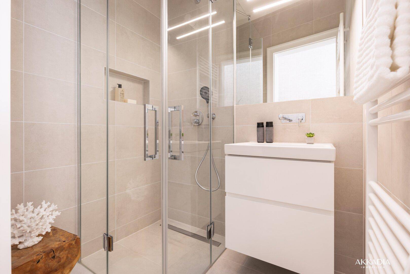 Modernes Badezimmer mit begehbarer Dusche, Waschtisch und hellen Fliesen.