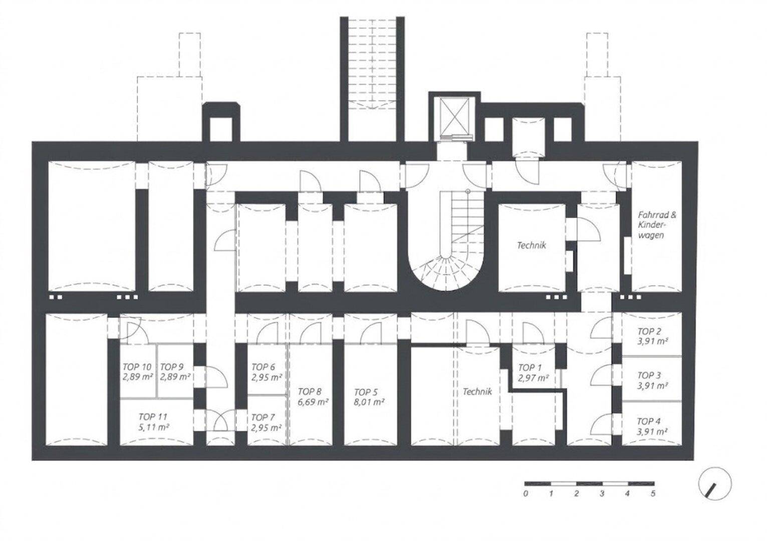 Grundrissplan eines Geschosses mit zentralem Treppenhaus, Aufzug und mehreren Abstell- und Technikräumen.