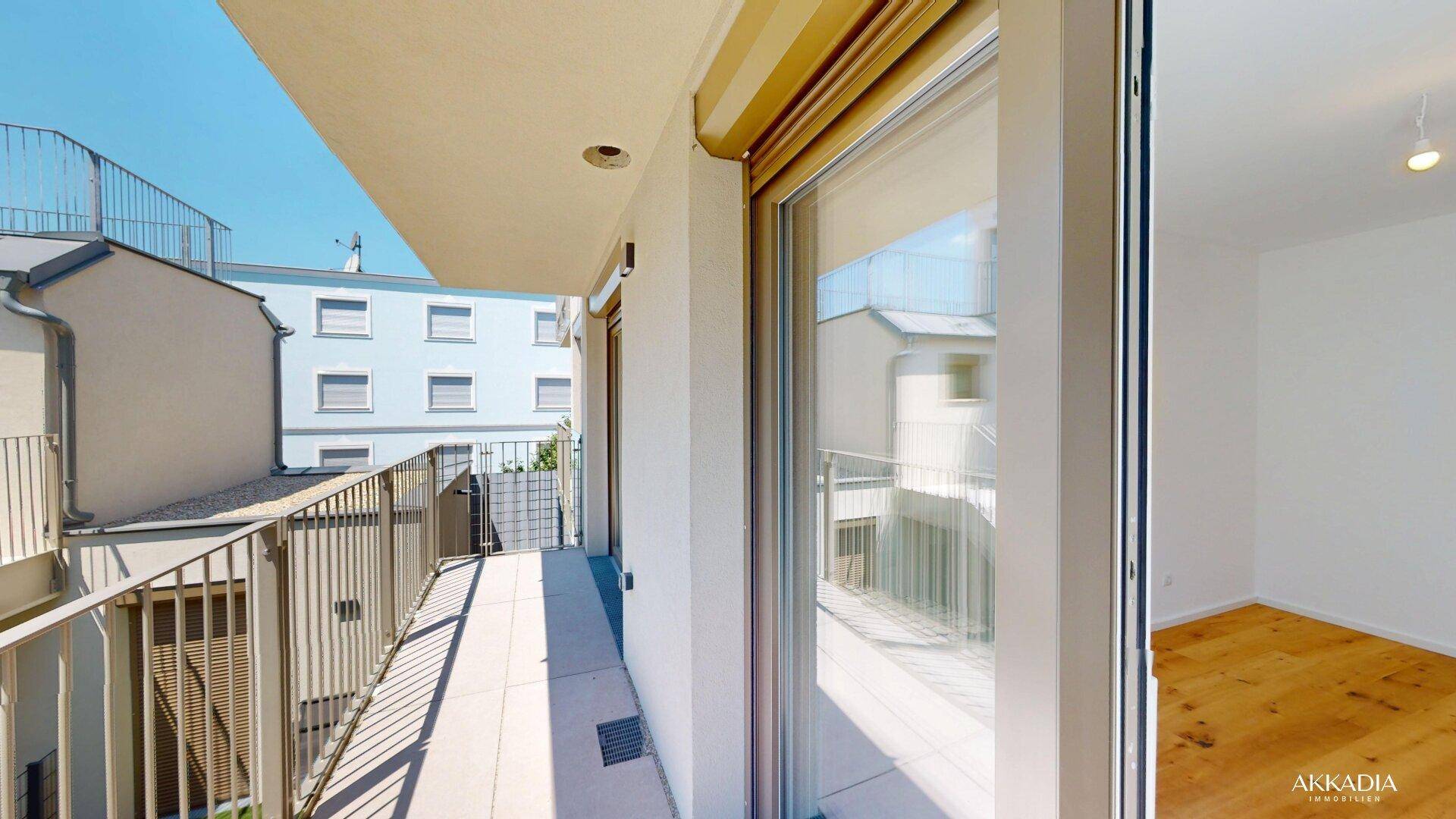 Schmaler Balkon mit Blick auf den Innenhof und die umliegenden Gebäudeteile.