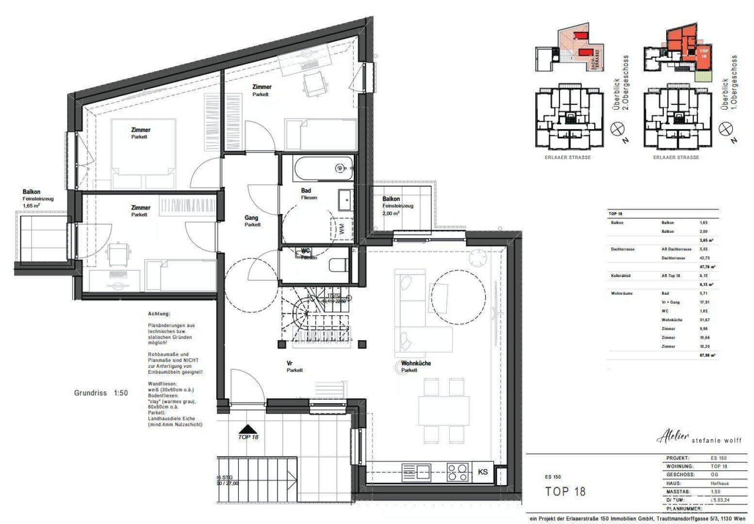 Detaillierter Grundriss einer Dachgeschosswohnung mit drei Zimmern, Balkonen und Wendeltreppe.